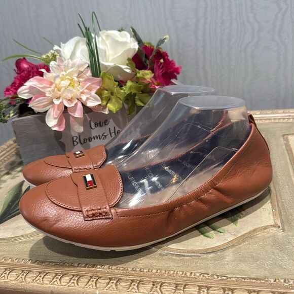 Tommy Hilfiger British Tan Faux Leather Flats Sz 8.5 Near New - Picture 4 of 16